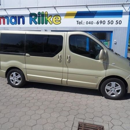 Opel Vivaro in beige von der Seite vor dem Firmengebäude von Roman Rilke.