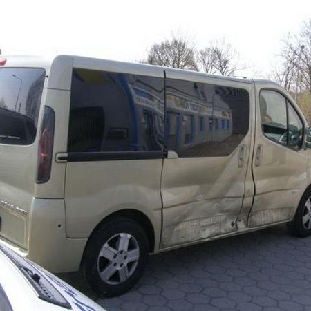 Opel Vivaro mit einer Delle in der Fahrzeugtür.