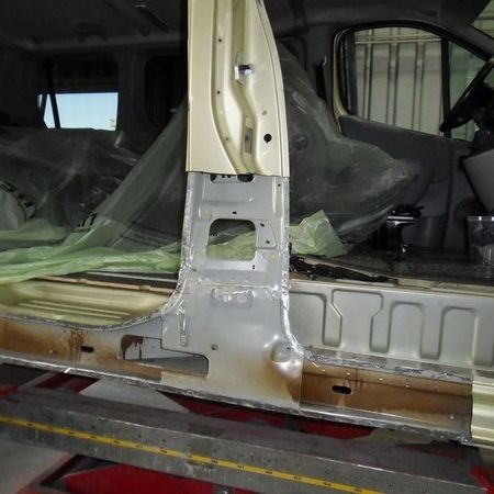 Opel Vivaro Detailaufnahme der rostigen Stellen.