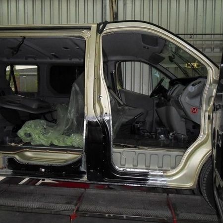 Opel Vivaro Aufnahme mit offenen Türen.