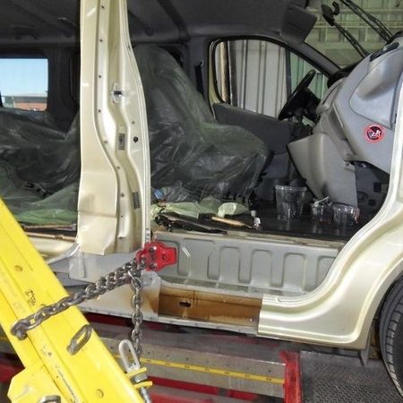 Opel Vivaro Aufnahme von der Beifahrerseite.