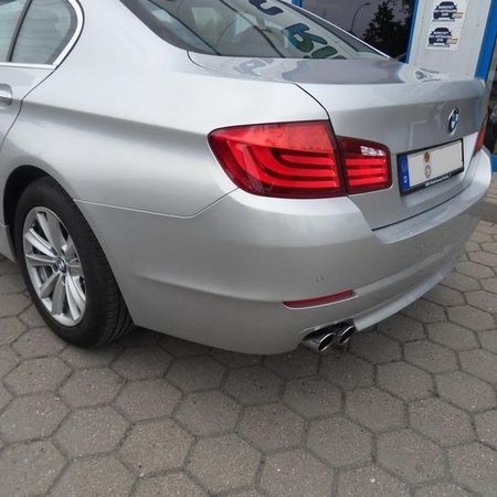 Aufnahme eines silbernen BMW ohne Schramme vor dem Firmengebäude von Roman Rilke.