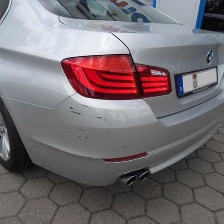 Aufnahme eines silbernen BMW von einer Schramme.