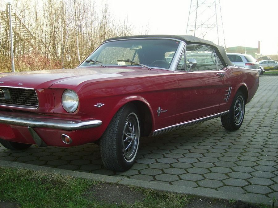 Bild eines roten Ford Mustang welche von vorne aufgenommen wurde.