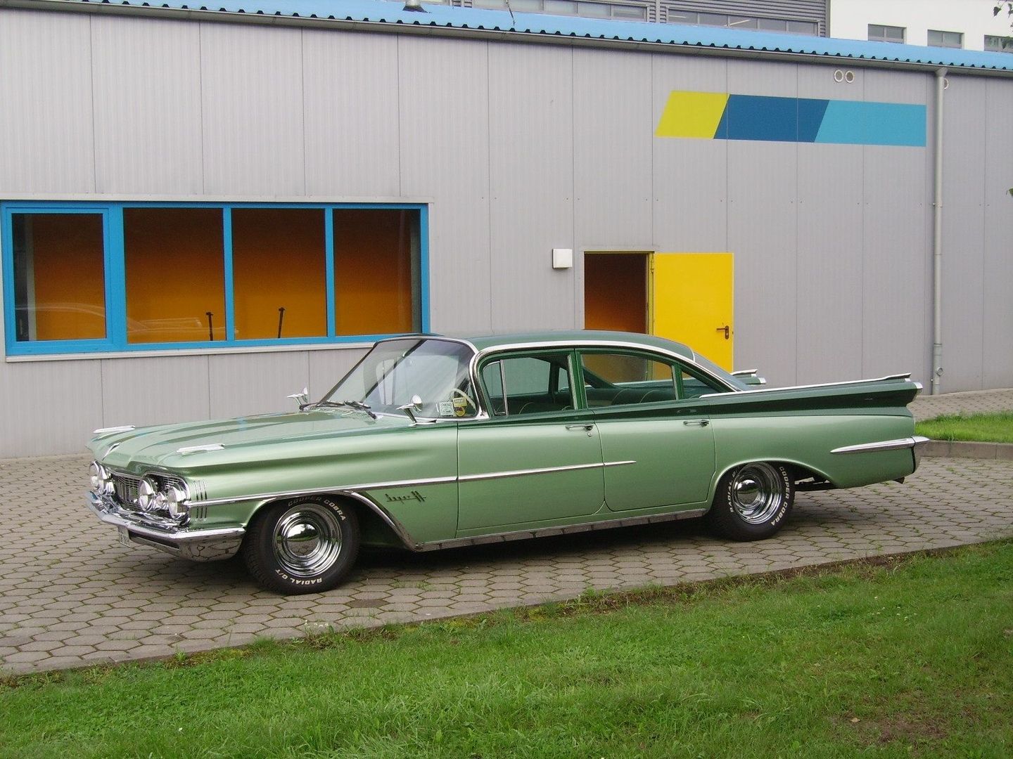 Oldsmobile 1959 in Grün seitlich aufgenommen.