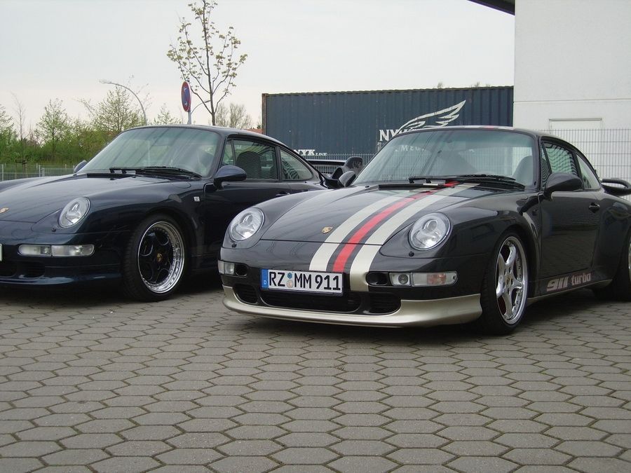 Porsche 933 in schwarz mit weißen und roten Streifen auf der Motorhaube.
