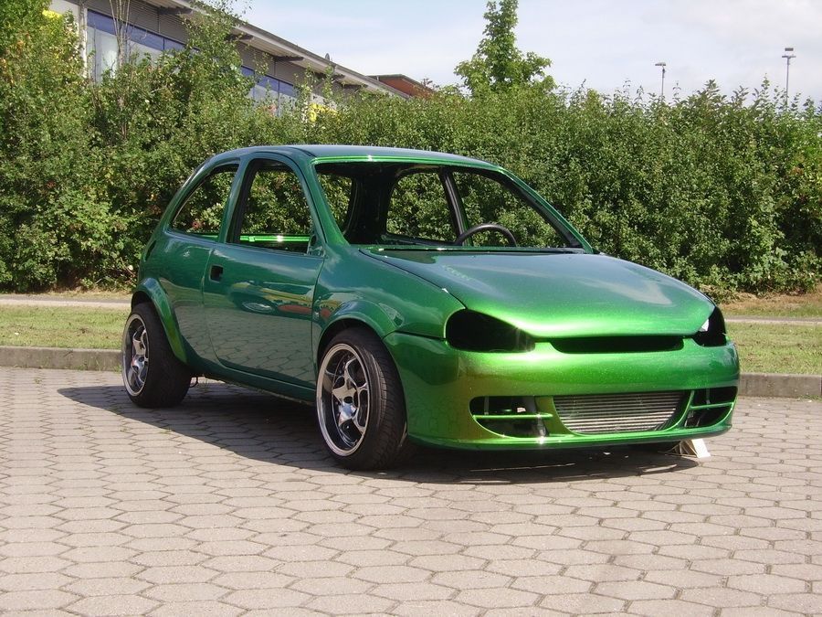 Opel Corsa in metallic grün