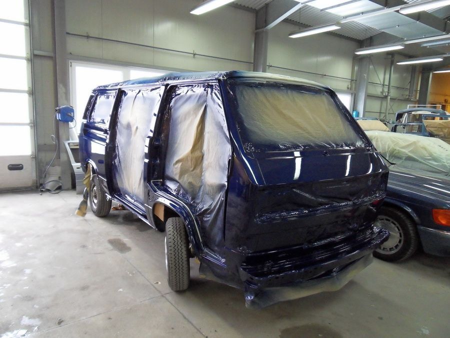 Dunkelblauer VW Bus T3 Abgedeckt mit Folie.