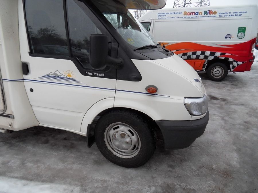 Teilabschnitt eines weißen Ford Wohnmobil.