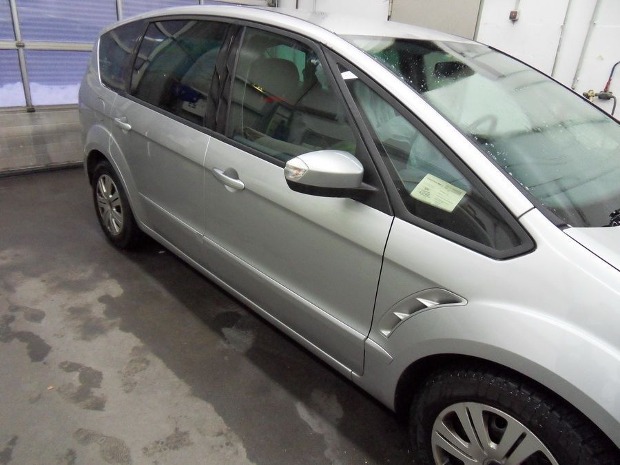 Silberner Ford-S-Max von der Seite.