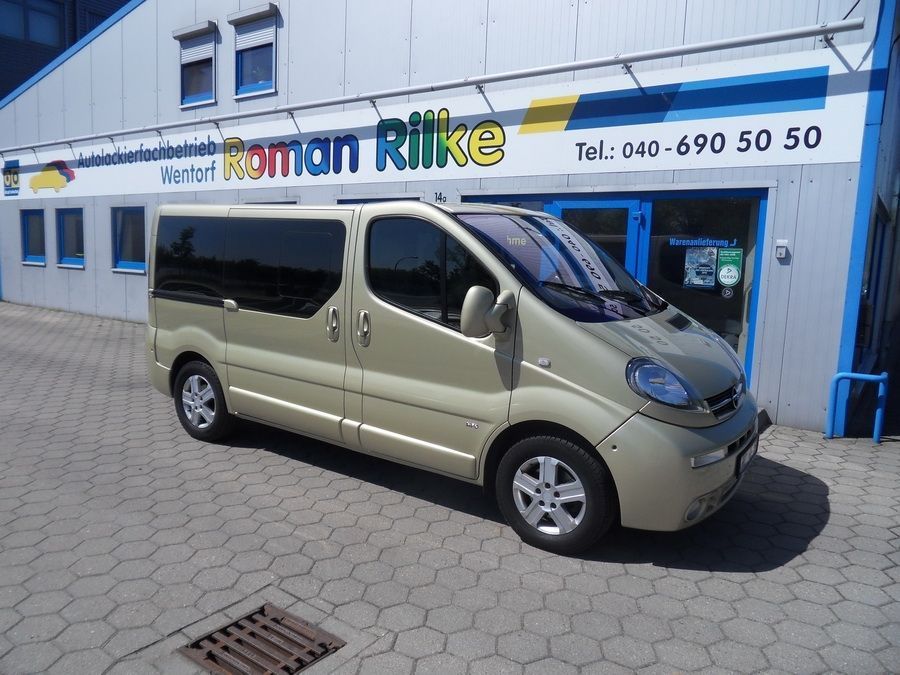 Opel Vivaro in beige von der Seite.