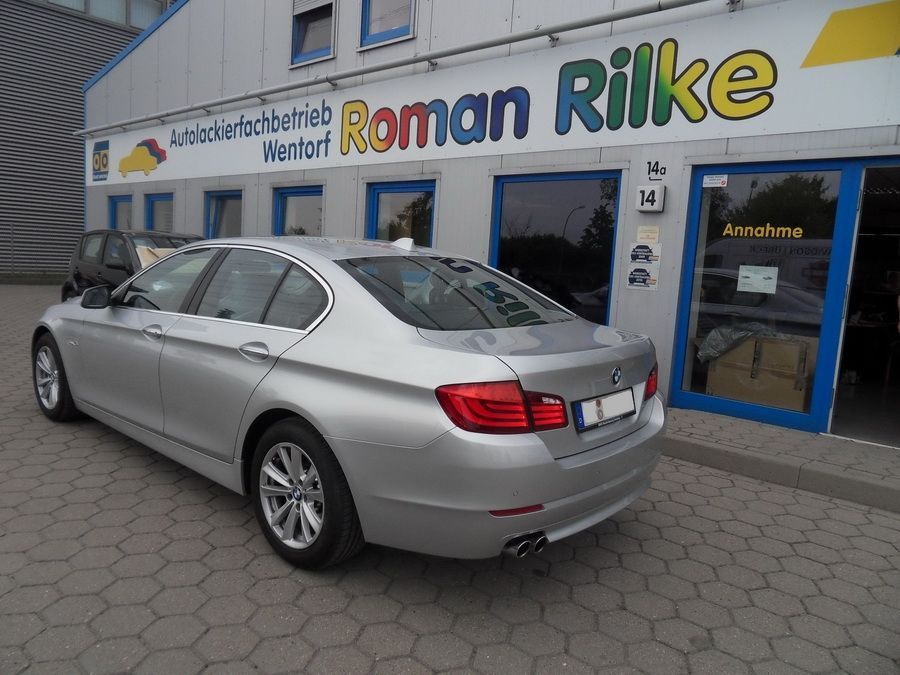 Spotrepair bei einen silbernen BMW im Heck.