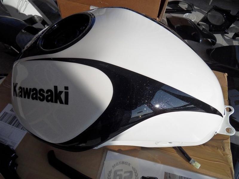 Kawasaki Motorradtank in weiß schwarz.